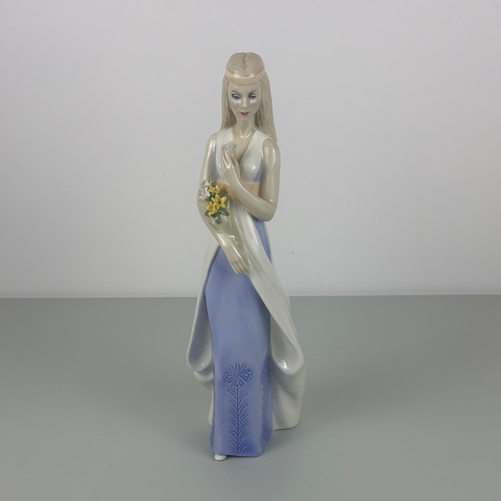 Reflections by Royal Doulton - Sweet Bouquet HN 3000 - Tall Porcelain Figurine